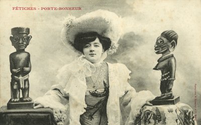 Mujer con estatuillas africanas de French Photographer