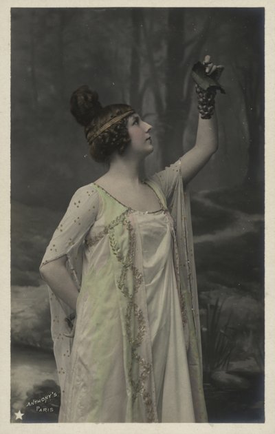 Mujer con racimo de uvas de French Photographer