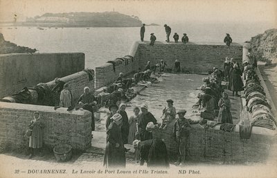 Mujeres lavando ropa en el puerto de Louen de French Photographer