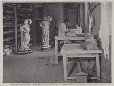Taller para hacer contenedores para piezas de porcelana en la fábrica de porcelana de Sèvres, Francia de French Photographer