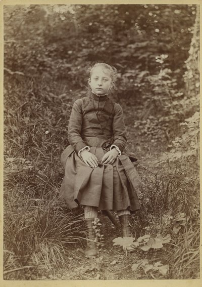 Joven en el campo, Francia, hacia 1890 (foto b/n) de French Photographer
