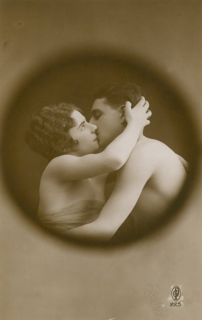 Joven hombre y mujer besándose vistos a través de una mirilla de French Photographer