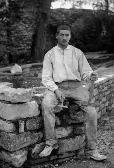 Joven empleado en la restauración de la Abadía de Septfontaines, cerca de Bourmont en Haute-Marne, c.1880. Fotografía. Colección Ducos de French Photographer