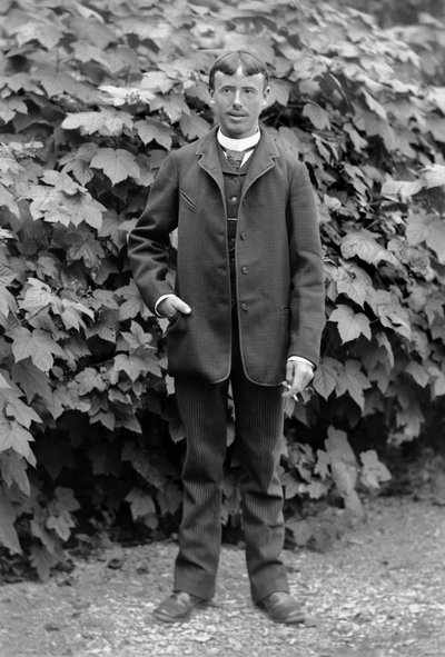 Joven con un cigarrillo, empleado como hombre para todo, posando en el jardín de la Abadía de Septfontaines, cerca de Bourmont en Haute-Marne, alrededor de 1880. Fotografía. Colección Ducos. de French Photographer