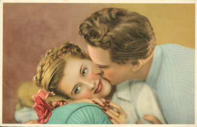 Joven besando a una chica guapa en la mejilla (foto) de French Photographer