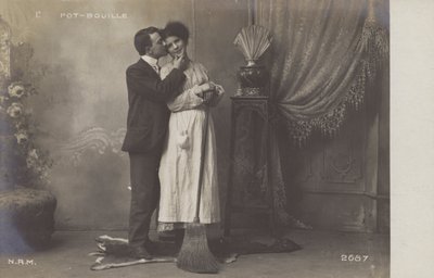 Joven besando a la mucama de French Photographer