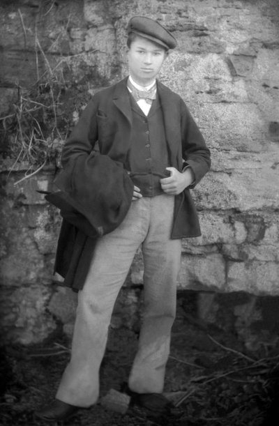 Joven en domingo cerca de Bourmont en Haute-Marne, c.1880. Fotografía. Colección Ducos de French Photographer
