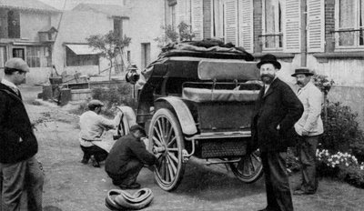 El industrial francés Edouard Michelin (1859-1940, de frente a frente) equipó con neumáticos uno de los primeros automóviles de French Photographer