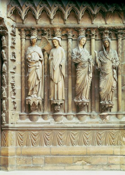 (Izq. a Der.) La Anunciación y la Visitación, figuras del parteluz derecho del portal central de la fachada oeste, dedicado a la Virgen de French School