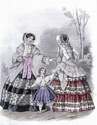 2 mujeres a la moda con una niña de paseo - en 