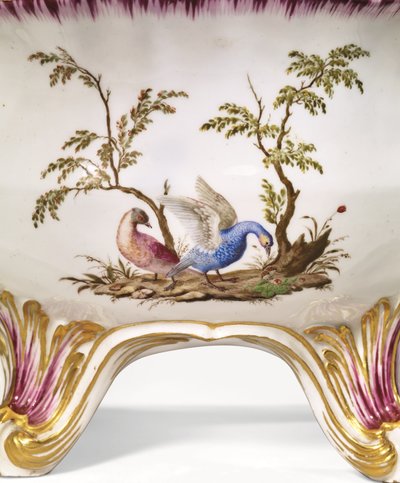 Sopera circular de dos asas de Vincennes, tapa y soporte, c.1750 (porcelana) de French School