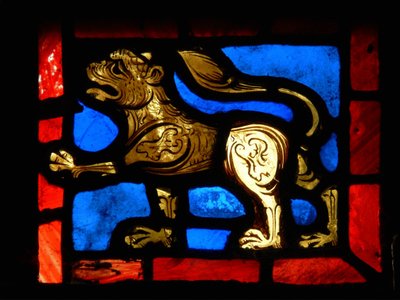 Una pieza de esquina que representa un león, de la ventana de la Pasión de French School