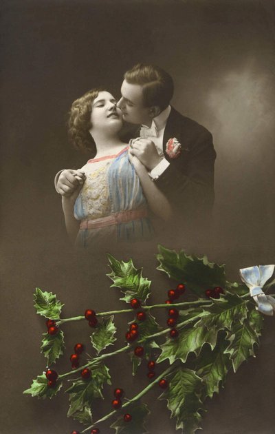 Una pareja enamorada y ramas de acebo. Postal de principios del siglo XX de French School