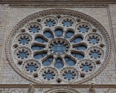 Vista exterior de la ventana rosa oeste de French School