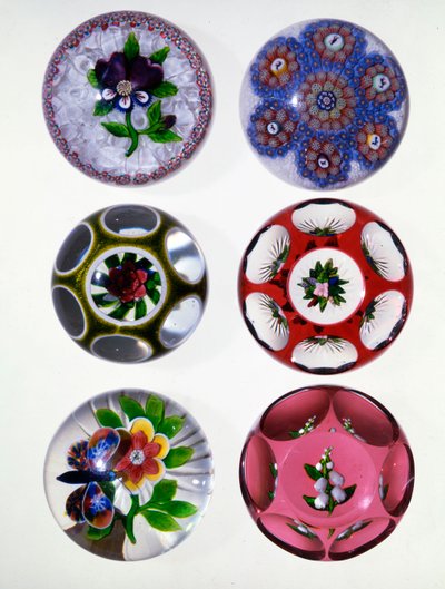 Un grupo de pesos Millefiori concéntricos de St. Louis de French School