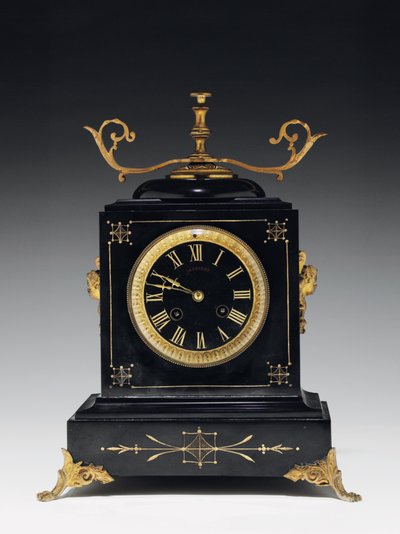 Reloj de sobremesa de piedra negra con decoración incisa, con patas, remates y accesorios en latón dorado, por Jausions de Pau, Francia, c.1876-78 de French School