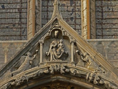 Vista de un detalle en la fachada sur con la Virgen y el Niño de French School