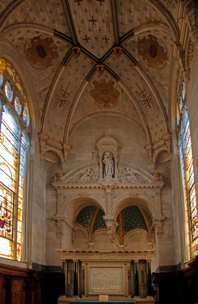 Vista de la capilla en el Castillo de Chantilly de French School