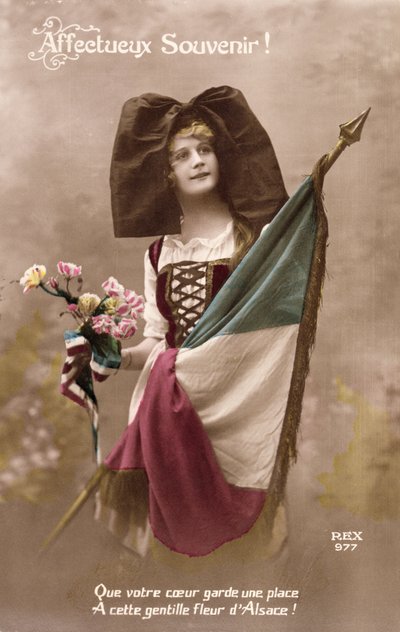 ¡Recuerdo afectuoso! ¡Deja que tu corazón guarde un lugar para esta dulce flor de Alsacia!, postal, 1914-18 de French School