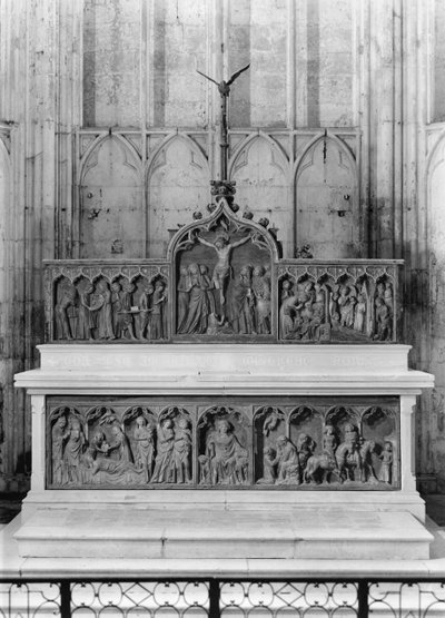 Altar y dos retablos decorados con escenas de la vida de San Thibault y coronados por un báculo y la paloma eucarística de French School