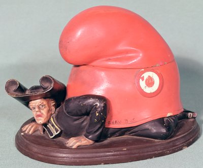 Un tintero o bote de tabaco en forma de sacerdote aplastado por un gorro frigio, 1870 (cerámica) de French School