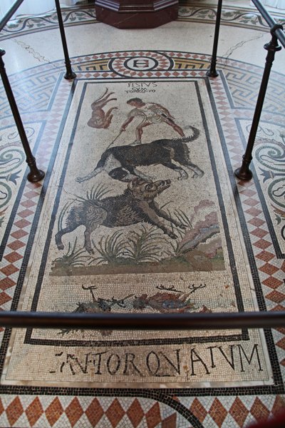 Vista interior del Castillo: mosaico de French School