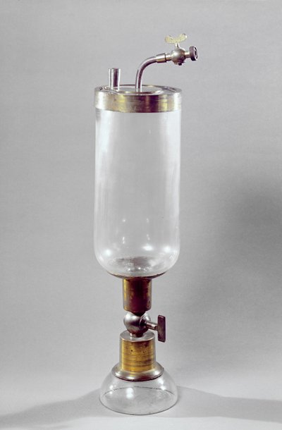 Aparato para estudiar gas, diseñado por Antoine Laurent de Lavoisier (1743-94) (metal y vidrio) de French School