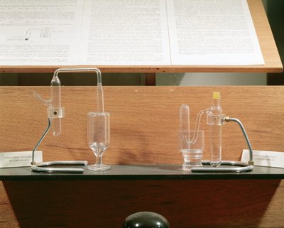Aparato utilizado por Jean Frederic (1900-58) e Irene Joliot-Curie (1897-1956) para descubrir la radiactividad artificial, c.1934 de French School