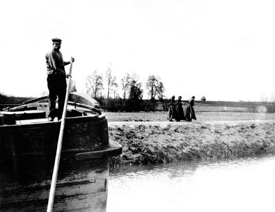 Barcaza remolcada en un canal por tres mujeres, c.1900 de French School
