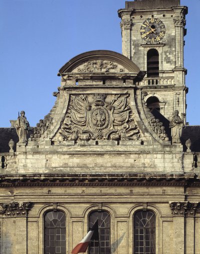 Arquitectura barroca: fachada del Hotel de Ville (1717 - 1721) por Heroguelle. Frontón que representa las armas de la ciudad "Pico y garra de águila" rodeado de dos estatuas que simbolizan la Justicia y la Fuerza. Aire-sur-la-Lys, Pas de Calais de French School