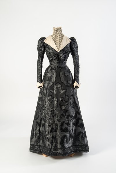 Vestido de seda negra con cuello alto de encaje crema, principios de la década de 1890 de French School