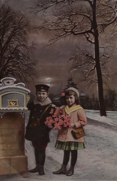 Niño y niña, en la nieve, a punto de enviar una carta de French School