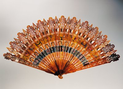 Abanico de mano Brise (roto) con cuerno, marfil rojo, nácar y costillas de caparazón de tortuga, período de Carlos X (1824-1830), Francia de French School
