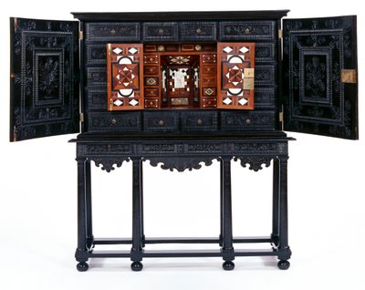 Gabinete sobre soporte de French School