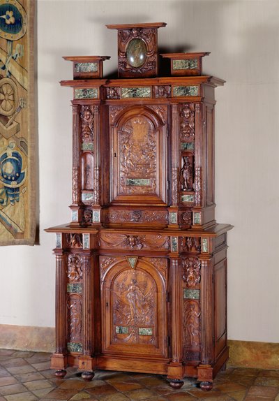 Gabinete con dos secciones y una puerta doble que representa a Acteón transformándose en ciervo y la figura de la Victoria de French School