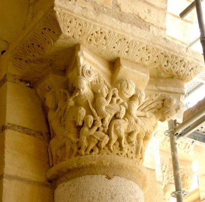 Capitel que representa a tres jinetes de French School