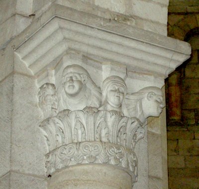 Capitel que representa a tres mujeres de French School