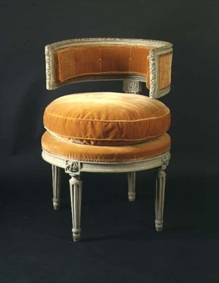 Silla circular tallada y pintada, francesa (siglo XVIII) de French School