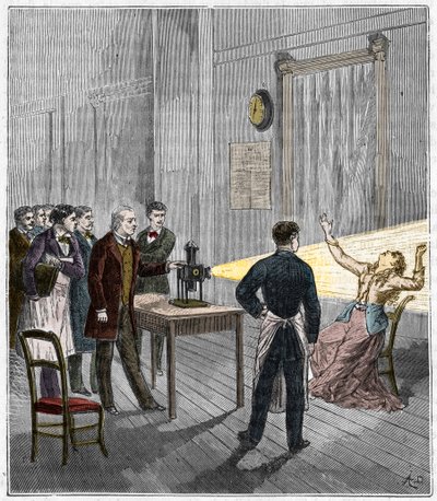Catalepsia producida bajo la influencia de la luz - El neurólogo francés Jean Martin Charcot (1825-1893) estudiando el fenómeno de la hipnosis en un paciente en el hospital Salpetriere usando una linterna mágica - Catalepsia - Jean Martin Charcot (1825-189 de French School