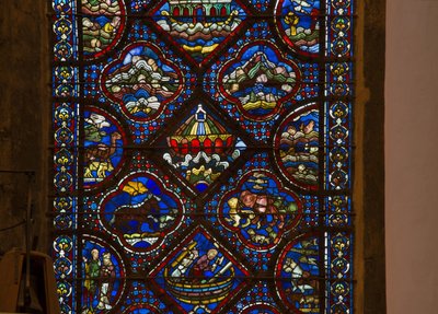 Catedral de Chartres, vidriera: la vida de Noé, (detalle) el arca de Noé sobre las olas de French School