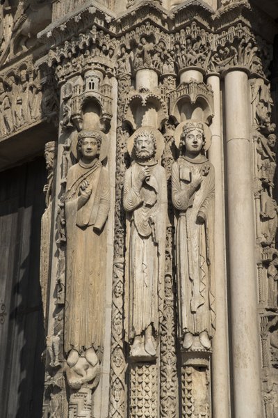 Catedral de Chartres, detalle del estallido izquierdo de la bahía a la derecha de la puerta real, de izquierda a derecha, un rey, Roland, Luis VII de French School