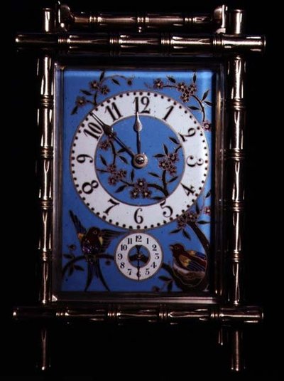 Reloj de carruaje chinoiserie con esfera esmaltada y paneles laterales de French School