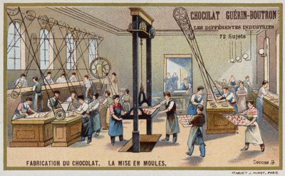 Fabricación de chocolate. Poniendo chocolate en moldes de French School