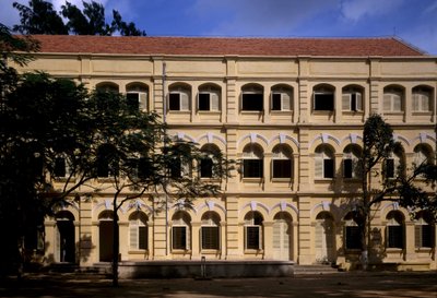 Arquitectura colonial en Vietnam: Detalle de la Escuela Puginier, escuela cristiana fundada por Monseñor Puginier, construida en 1898, arquitectura de estilo militar de French School