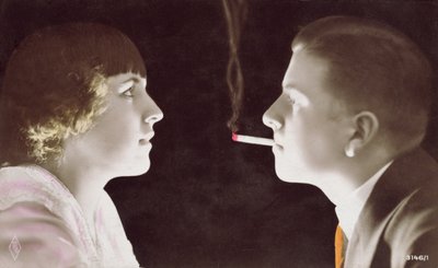 Pareja con un cigarrillo, 1917 de French School