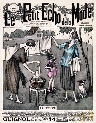 Portada del periódico "Le petit echo de la mode" - dos mujeres con una niña y un perro tienden la ropa a secar en un hilo afuera, n°32 del 8 de agosto de French School