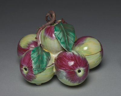 Caja cubierta en forma de seis manzanas, fabricante Sceaux Factory, c.1760 de French School