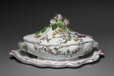 Sopera Cubierta con Soporte Adjunto, fabricante Fábrica Veuve Perrin, c.1765 de French School