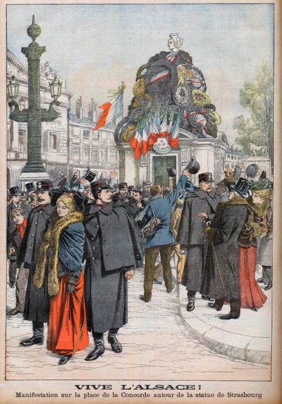 Manifestación pidiendo que Alsacia sea devuelta a Francia. Manifestantes rodeando la estatua de Estrasburgo en la Place de la Concorde en París. ¡Viva Alsacia! Manifestación en la Place de la Concorde alrededor de la estatua de Estrasburgo. Ilustración par de French School