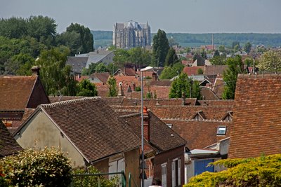 Representación de una vista de la catedral de Beauvais vista desde lejos de French School